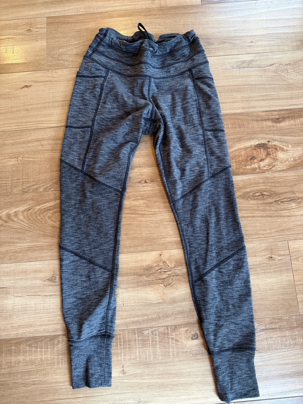 Athleta Heathered Charcoal Gray Leggings with Ribbed Panels. Size Small